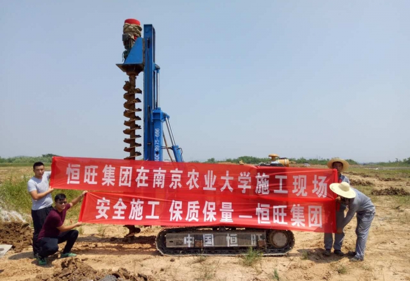 電動光伏打樁機相關產品在南京農業大學施工現場